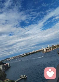 海外游子远渡重洋驻足悉尼港湾，碧海长桥、繁花飞鸟尽收眼底。歌剧院白帆临风而立，恰似一曲漂泊人心中的生命长歌。身在异乡，目及异域风光，心根永系华夏山河。纵使千里相隔，不忘来路，中华有为，吾辈同心，此生赤诚，永爱吾邦！配图