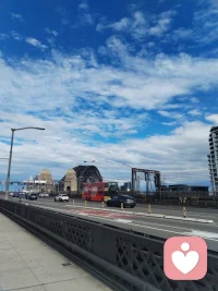 海外游子远渡重洋驻足悉尼港湾，碧海长桥、繁花飞鸟尽收眼底。歌剧院白帆临风而立，恰似一曲漂泊人心中的生命长歌。身在异乡，目及异域风光，心根永系华夏山河。纵使千里相隔，不忘来路，中华有为，吾辈同心，此生赤诚，永爱吾邦！配图