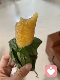 端午裹一叶清粽，花开满院晚风柔。
人间烟火最能疗愈人心，我们总向外追逐情绪寄托，却常常忽略眼前细碎安稳。
粽叶裹住清甜，繁花抚平浮躁，所谓内心丰盈，从来不是寻觅盛大欢喜，而是接纳日常里这份简单温柔。
不必强求完美圆满，一餐一景皆是自愈良药，愿诸君端午安康，与自己温柔和解，心中常存草木清欢。配图