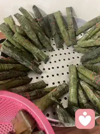 端午裹一叶清粽，花开满院晚风柔。
人间烟火最能疗愈人心，我们总向外追逐情绪寄托，却常常忽略眼前细碎安稳。
粽叶裹住清甜，繁花抚平浮躁，所谓内心丰盈，从来不是寻觅盛大欢喜，而是接纳日常里这份简单温柔。
不必强求完美圆满，一餐一景皆是自愈良药，愿诸君端午安康，与自己温柔和解，心中常存草木清欢。配图