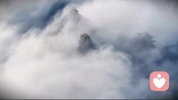 云顶天宫！云海漫山，高台隐于云雾之间，恰如人心的格局与执念。
很多困在亲密关系内耗里的人，总试图扭转层次不同的人，不断争辩、反复妥协，消耗自身心气。心理学中认知层级壁垒很难靠外力打破，每个人的思维闭环由成长经历、自我觉醒程度构建，强行拉扯只会双向疲惫。
不必执着于改变他人，如同云雾难遮山巅，守住自己内心的高地，放下改造执念，拉开心理边界，向内修行，方能挣脱无意义的情绪拉扯，寻得内心清净自在。配图