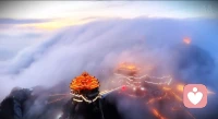 云顶天宫！云海漫山，高台隐于云雾之间，恰如人心的格局与执念。
很多困在亲密关系内耗里的人，总试图扭转层次不同的人，不断争辩、反复妥协，消耗自身心气。心理学中认知层级壁垒很难靠外力打破，每个人的思维闭环由成长经历、自我觉醒程度构建，强行拉扯只会双向疲惫。
不必执着于改变他人，如同云雾难遮山巅，守住自己内心的高地，放下改造执念，拉开心理边界，向内修行，方能挣脱无意义的情绪拉扯，寻得内心清净自在。配图