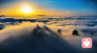 云顶天宫！云海漫山，高台隐于云雾之间，恰如人心的格局与执念。
很多困在亲密关系内耗里的人，总试图扭转层次不同的人，不断争辩、反复妥协，消耗自身心气。心理学中认知层级壁垒很难靠外力打破，每个人的思维闭环由成长经历、自我觉醒程度构建，强行拉扯只会双向疲惫。
不必执着于改变他人，如同云雾难遮山巅，守住自己内心的高地，放下改造执念，拉开心理边界，向内修行，方能挣脱无意义的情绪拉扯，寻得内心清净自在。配图