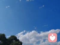 晴空澄澈，烈阳破云，漫卷清风驱散心头阴霾。半生浮沉皆等候，终守云开见日明，往后前路光亮，万事皆有可期。配图