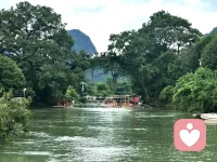 红尘夫妻，当为同修道友
 
世人成婚，多执着朝夕相伴、衣食相托，把伴侣当作遮风挡雨的依靠，盼对方填补自身缺失，将婚姻当成索取温情与安稳的避风港。可真正通透的人明白，俗世姻缘最高的境界，从不是彼此依附纠缠，而是红尘夫妻，互为道友，携手共赴修行之路。
 
最好的情爱，从来不是沉溺烟火缠绵，而是有人引你向内观心，伴你破除执念。正如文中所言，半师半友半知己，半慕半尊半倾心。能遇见愿意点化、扶持自己的人，本是累世修来的福气，夫妻之间，本该承担这份相互渡化的缘分，而非一味消耗、彼此拉扯。
 
多数人困在婚姻里痛苦，根源是二人皆带着一身匮乏走入关系。缺爱便渴求对方持续迁就，缺安全感便死死捆绑束缚，把伴侣当作支撑自己的拐杖。一旦对方无法满足期待，猜忌、冷漠、怨怼接踵而至，婚姻沦为互相折磨的修罗场，两人在俗世情绪里反复内耗，忘了相伴一场的真正意义。
 
夫妻互为道友，核心在于双向成全、彼此点醒。对方不是用来兜底的宿主，而是照见自身缺点的镜子。你的急躁、狭隘、执念，都会在朝夕相处中尽数显露；伴侣的冷淡、疏离，皆是打磨心性的试炼。不必苛责对方完美，而是借相处中的矛盾，看见自己内心的怯懦与贪求，互相提醒，一同斩断向外索取的执念。
 
真正的道友夫妻，不贪恋世俗情爱捆绑。顺境时彼此温柔陪伴，共享人间烟火；逆境时互不拖累，各自沉心修己。不会把人生寄托绑定在对方身上，二人皆向内扎根，丰盈自身底气，明白婚姻是借假修真的道场，而非困住彼此的牢笼。一方心性迷茫时，另一方愿以清醒智慧提点，甘愿承担因果，拉对方走出执念深渊；一人浮躁沉沦时，另一半静心相伴，共寻内心圆满。
 
人海相逢结为夫妻，是难得的修行机缘。世间情爱转瞬消散，唯有共同觉醒的道缘长久不衰。不必执着一生依靠，只求互为同修，在柴米油盐的红尘里，互相扶持、彼此点化，一同褪去软弱匮乏的旧我，修得本自具足的本心，待到心性圆满，二人皆是独当一面、来去自由的自在灵魂，这才是红尘姻缘最珍贵的圆满。配图