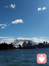 红尘夫妻，当为同修道友
 
世人成婚，多执着朝夕相伴、衣食相托，把伴侣当作遮风挡雨的依靠，盼对方填补自身缺失，将婚姻当成索取温情与安稳的避风港。可真正通透的人明白，俗世姻缘最高的境界，从不是彼此依附纠缠，而是红尘夫妻，互为道友，携手共赴修行之路。
 
最好的情爱，从来不是沉溺烟火缠绵，而是有人引你向内观心，伴你破除执念。正如文中所言，半师半友半知己，半慕半尊半倾心。能遇见愿意点化、扶持自己的人，本是累世修来的福气，夫妻之间，本该承担这份相互渡化的缘分，而非一味消耗、彼此拉扯。
 
多数人困在婚姻里痛苦，根源是二人皆带着一身匮乏走入关系。缺爱便渴求对方持续迁就，缺安全感便死死捆绑束缚，把伴侣当作支撑自己的拐杖。一旦对方无法满足期待，猜忌、冷漠、怨怼接踵而至，婚姻沦为互相折磨的修罗场，两人在俗世情绪里反复内耗，忘了相伴一场的真正意义。
 
夫妻互为道友，核心在于双向成全、彼此点醒。对方不是用来兜底的宿主，而是照见自身缺点的镜子。你的急躁、狭隘、执念，都会在朝夕相处中尽数显露；伴侣的冷淡、疏离，皆是打磨心性的试炼。不必苛责对方完美，而是借相处中的矛盾，看见自己内心的怯懦与贪求，互相提醒，一同斩断向外索取的执念。
 
真正的道友夫妻，不贪恋世俗情爱捆绑。顺境时彼此温柔陪伴，共享人间烟火；逆境时互不拖累，各自沉心修己。不会把人生寄托绑定在对方身上，二人皆向内扎根，丰盈自身底气，明白婚姻是借假修真的道场，而非困住彼此的牢笼。一方心性迷茫时，另一方愿以清醒智慧提点，甘愿承担因果，拉对方走出执念深渊；一人浮躁沉沦时，另一半静心相伴，共寻内心圆满。
 
人海相逢结为夫妻，是难得的修行机缘。世间情爱转瞬消散，唯有共同觉醒的道缘长久不衰。不必执着一生依靠，只求互为同修，在柴米油盐的红尘里，互相扶持、彼此点化，一同褪去软弱匮乏的旧我，修得本自具足的本心，待到心性圆满，二人皆是独当一面、来去自由的自在灵魂，这才是红尘姻缘最珍贵的圆满。配图
