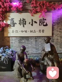 津门街巷烟火漫溢，麻花酥糕藏人间暖意。舌尖抚慰浮躁心绪，市井温柔消解内心困顿，美食是治愈情绪最简单的良方。配图