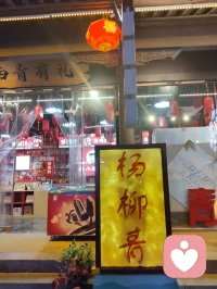 津门街巷烟火漫溢，麻花酥糕藏人间暖意。舌尖抚慰浮躁心绪，市井温柔消解内心困顿，美食是治愈情绪最简单的良方。配图