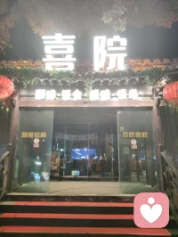 津门街巷烟火漫溢，麻花酥糕藏人间暖意。舌尖抚慰浮躁心绪，市井温柔消解内心困顿，美食是治愈情绪最简单的良方。配图