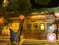 津门街巷烟火漫溢，麻花酥糕藏人间暖意。舌尖抚慰浮躁心绪，市井温柔消解内心困顿，美食是治愈情绪最简单的良方。配图