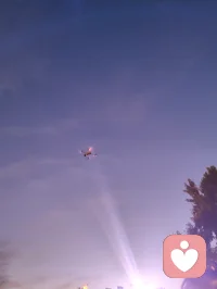 杨柳青夜空星月相伴，无人机穿梭暮色舒展心绪。抬眼邂逅温柔晚风，辽阔天际抚平内心焦躁，天地光景皆是心灵解药。配图