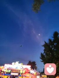 杨柳青夜空星月相伴，无人机穿梭暮色舒展心绪。抬眼邂逅温柔晚风，辽阔天际抚平内心焦躁，天地光景皆是心灵解药。配图