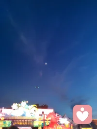 杨柳青夜空星月相伴，无人机穿梭暮色舒展心绪。抬眼邂逅温柔晚风，辽阔天际抚平内心焦躁，天地光景皆是心灵解药。配图