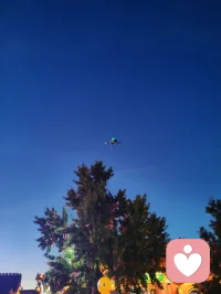 杨柳青夜空星月相伴，无人机穿梭暮色舒展心绪。抬眼邂逅温柔晚风，辽阔天际抚平内心焦躁，天地光景皆是心灵解药。配图