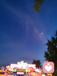 杨柳青夜空星月相伴，无人机穿梭暮色舒展心绪。抬眼邂逅温柔晚风，辽阔天际抚平内心焦躁，天地光景皆是心灵解药。配图