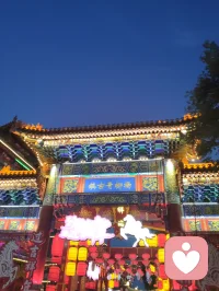 杨柳青夜空星月相伴，无人机穿梭暮色舒展心绪。抬眼邂逅温柔晚风，辽阔天际抚平内心焦躁，天地光景皆是心灵解药。配图