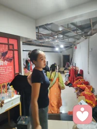 柳青古巷观群伶赋！
津沽之西，杨柳青墟，华灯千叠，古肆纵横。余夜踏长街，入汉服雅馆，见诸伶衣袂纷纭，百态纷呈，恍若穿越千年京华。
有宫娥红罗曳地，步缓腰柔；萨满彩衣缀饰，古韵苍然；财神锦袍鎏金，笑意温厚；龙袍帝者端立，却无半分矜傲。余趋前请其展姿，帝王欣然舒袖，执扇斜倚，俯仰随吾心意，平易可亲，全无居高之态；八戒扮相憨然敦厚，待人温和，观之使人忘忧。
更有一舞姬，素袖翻飞，身轻似燕，踏光旋舞，一颦一动皆藏风月。余伫立观舞，尘心烦扰尽数消散，心旷神怡，文思奔涌，倚兴挥毫，顷刻成赋，递与佳人。彼展卷细读，眼含温柔，浅笑揖别，眉眼盈盈，相逢之喜，溢于眉宇，此乐难言，美哉甚哉。
 
余素怀三境之心：持儒者赏美之温，怀释者渡人之善，存道者随性之旷，恰似柳七流连市井，不束于俗规，乐于观人间风月、赏众生清妍。世间多困于自我内耗，鲜少静心欣赏旁人光彩，殊不知赞美本是双向治愈。予人一眼欣赏，赠人一纸诗文，一份赤诚欢喜流转彼此心间，愁绪自消，暖意自生。
此间伶人各有风姿，不掩各自本真；往来游人各怀心事，皆可借古巷风情抚平褶皱。帝王放下威仪，舞姬舒展柔姿，财神藏起世俗功利，戏偶褪去扮演隔阂，人人卸下紧绷防备，松弛自在，便是人间最好疗愈。
不必高居庙堂寻清欢，不必遁入深山求心安，市井灯火、衣袂翩跹、相逢一笑、提笔成篇，皆是治愈良方。以坦荡心赏世间美，以温柔意传人间爱，随遇而安，随性抒怀，儒释道相融于心，在烟火长巷中寻得自在真我，把细碎欢喜赠予相逢之人，便是此生通透洒脱。配图