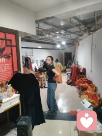 柳青古巷观群伶赋！
津沽之西，杨柳青墟，华灯千叠，古肆纵横。余夜踏长街，入汉服雅馆，见诸伶衣袂纷纭，百态纷呈，恍若穿越千年京华。
有宫娥红罗曳地，步缓腰柔；萨满彩衣缀饰，古韵苍然；财神锦袍鎏金，笑意温厚；龙袍帝者端立，却无半分矜傲。余趋前请其展姿，帝王欣然舒袖，执扇斜倚，俯仰随吾心意，平易可亲，全无居高之态；八戒扮相憨然敦厚，待人温和，观之使人忘忧。
更有一舞姬，素袖翻飞，身轻似燕，踏光旋舞，一颦一动皆藏风月。余伫立观舞，尘心烦扰尽数消散，心旷神怡，文思奔涌，倚兴挥毫，顷刻成赋，递与佳人。彼展卷细读，眼含温柔，浅笑揖别，眉眼盈盈，相逢之喜，溢于眉宇，此乐难言，美哉甚哉。
 
余素怀三境之心：持儒者赏美之温，怀释者渡人之善，存道者随性之旷，恰似柳七流连市井，不束于俗规，乐于观人间风月、赏众生清妍。世间多困于自我内耗，鲜少静心欣赏旁人光彩，殊不知赞美本是双向治愈。予人一眼欣赏，赠人一纸诗文，一份赤诚欢喜流转彼此心间，愁绪自消，暖意自生。
此间伶人各有风姿，不掩各自本真；往来游人各怀心事，皆可借古巷风情抚平褶皱。帝王放下威仪，舞姬舒展柔姿，财神藏起世俗功利，戏偶褪去扮演隔阂，人人卸下紧绷防备，松弛自在，便是人间最好疗愈。
不必高居庙堂寻清欢，不必遁入深山求心安，市井灯火、衣袂翩跹、相逢一笑、提笔成篇，皆是治愈良方。以坦荡心赏世间美，以温柔意传人间爱，随遇而安，随性抒怀，儒释道相融于心，在烟火长巷中寻得自在真我，把细碎欢喜赠予相逢之人，便是此生通透洒脱。配图