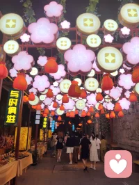 柳青灯树祈福赋！
 
津门杨柳青古陌，夜色垂空，长衢铺锦。千树缀灯，繁光错落，朱红祈愿绦带缠枝，彩盏玲珑悬于枝杪，流辉漫染青砖巷陌。
 
瞻彼嘉树，枝分万缕，一绳一笺，皆藏游人寸心。朱帛垂垂，书世间期许；花灯灼灼，映眼底温柔。往来行客驻足瞻望，或抬眸轻诉心事，或静立安敛愁怀。平日缠身之焦虑、郁结于心之烦忧，遇此满树柔光，皆徐徐消融。
 
树承人间万般祈愿，灯载众生细碎温柔。不必求仙问道以解心扰，只凭一巷灯火、满枝祈语，便可抚慰浮躁灵魂。光影流转之间，人心自归平和；红绦轻摇之际，执念渐作轻烟。
 
儒者观此，知寻常烟火最能安身；道者观此，悟心绪当如灯影舒展；释者观此，明接纳自身烦忧便是解脱。如柳七流连市井，不困于俗世桎梏，乐于观览人间烟火温柔，以平和之心接纳众生心事，以眼底温柔传递治愈力量。
 
灯树无言，却收纳万千心绪；古巷无声，可容纳所有悲欢。人立光下，与满枝期许对望，方知治愈从来不在远途，只在眼前这一片人间暖色。愿执灯树下之人，皆可卸下心头重担，存一份松弛自在，携一身清宁归途，岁岁常安，万事纾怀。配图