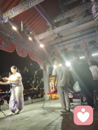 古戏台灯辉错落，伶人踏台献技。巧身旋跃环圈之间，身姿柔韧似风拂垂柳，腾转轻盈若月下惊鸿。每一回腾空、每一次舒身，皆藏经年磨砺的定力。台下观者屏息静赏，俗世焦虑随灵动身姿缓缓消散。以一身柔韧对抗岁月辛劳，凭从容气韵安抚人心烦扰，这般坚韧温婉，兼具风骨与温柔，一眼治愈满场奔波倦客，人间烟火里最动人的力量。配图