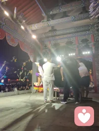 古戏台灯辉错落，伶人踏台献技。巧身旋跃环圈之间，身姿柔韧似风拂垂柳，腾转轻盈若月下惊鸿。每一回腾空、每一次舒身，皆藏经年磨砺的定力。台下观者屏息静赏，俗世焦虑随灵动身姿缓缓消散。以一身柔韧对抗岁月辛劳，凭从容气韵安抚人心烦扰，这般坚韧温婉，兼具风骨与温柔，一眼治愈满场奔波倦客，人间烟火里最动人的力量。配图