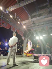 古戏台灯辉错落，伶人踏台献技。巧身旋跃环圈之间，身姿柔韧似风拂垂柳，腾转轻盈若月下惊鸿。每一回腾空、每一次舒身，皆藏经年磨砺的定力。台下观者屏息静赏，俗世焦虑随灵动身姿缓缓消散。以一身柔韧对抗岁月辛劳，凭从容气韵安抚人心烦扰，这般坚韧温婉，兼具风骨与温柔，一眼治愈满场奔波倦客，人间烟火里最动人的力量。配图