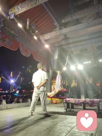 古戏台灯辉错落，伶人踏台献技。巧身旋跃环圈之间，身姿柔韧似风拂垂柳，腾转轻盈若月下惊鸿。每一回腾空、每一次舒身，皆藏经年磨砺的定力。台下观者屏息静赏，俗世焦虑随灵动身姿缓缓消散。以一身柔韧对抗岁月辛劳，凭从容气韵安抚人心烦扰，这般坚韧温婉，兼具风骨与温柔，一眼治愈满场奔波倦客，人间烟火里最动人的力量。配图