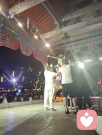 古戏台灯辉错落，伶人踏台献技。巧身旋跃环圈之间，身姿柔韧似风拂垂柳，腾转轻盈若月下惊鸿。每一回腾空、每一次舒身，皆藏经年磨砺的定力。台下观者屏息静赏，俗世焦虑随灵动身姿缓缓消散。以一身柔韧对抗岁月辛劳，凭从容气韵安抚人心烦扰，这般坚韧温婉，兼具风骨与温柔，一眼治愈满场奔波倦客，人间烟火里最动人的力量。配图