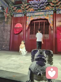 津沽柳青古肆纵横，诸业匠人栖于巷陌。抚弦者拉胡叙温，烹食者烟火暖心，手作铺藏细碎风雅。众人奔走谋生，却以技艺予过客松弛慰藉。谋生与治愈两相相融，烟火生计抚平尘世焦虑，平凡坚守藏温柔力量，往来游人皆被这人间赤诚缓缓疗愈。配图