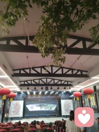 津沽柳青古肆纵横，诸业匠人栖于巷陌。抚弦者拉胡叙温，烹食者烟火暖心，手作铺藏细碎风雅。众人奔走谋生，却以技艺予过客松弛慰藉。谋生与治愈两相相融，烟火生计抚平尘世焦虑，平凡坚守藏温柔力量，往来游人皆被这人间赤诚缓缓疗愈。配图