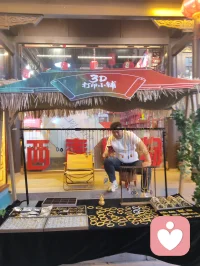 津沽柳青古肆纵横，诸业匠人栖于巷陌。抚弦者拉胡叙温，烹食者烟火暖心，手作铺藏细碎风雅。众人奔走谋生，却以技艺予过客松弛慰藉。谋生与治愈两相相融，烟火生计抚平尘世焦虑，平凡坚守藏温柔力量，往来游人皆被这人间赤诚缓缓疗愈。配图