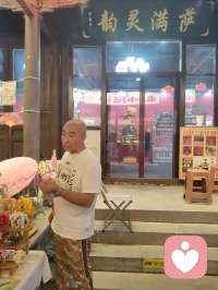 津沽柳青古肆纵横，诸业匠人栖于巷陌。抚弦者拉胡叙温，烹食者烟火暖心，手作铺藏细碎风雅。众人奔走谋生，却以技艺予过客松弛慰藉。谋生与治愈两相相融，烟火生计抚平尘世焦虑，平凡坚守藏温柔力量，往来游人皆被这人间赤诚缓缓疗愈。配图
