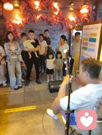 津沽柳青古肆纵横，诸业匠人栖于巷陌。抚弦者拉胡叙温，烹食者烟火暖心，手作铺藏细碎风雅。众人奔走谋生，却以技艺予过客松弛慰藉。谋生与治愈两相相融，烟火生计抚平尘世焦虑，平凡坚守藏温柔力量，往来游人皆被这人间赤诚缓缓疗愈。配图