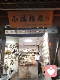 津沽柳青古肆纵横，诸业匠人栖于巷陌。抚弦者拉胡叙温，烹食者烟火暖心，手作铺藏细碎风雅。众人奔走谋生，却以技艺予过客松弛慰藉。谋生与治愈两相相融，烟火生计抚平尘世焦虑，平凡坚守藏温柔力量，往来游人皆被这人间赤诚缓缓疗愈。配图