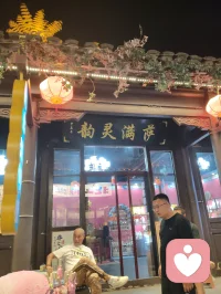 津沽柳青古肆纵横，诸业匠人栖于巷陌。抚弦者拉胡叙温，烹食者烟火暖心，手作铺藏细碎风雅。众人奔走谋生，却以技艺予过客松弛慰藉。谋生与治愈两相相融，烟火生计抚平尘世焦虑，平凡坚守藏温柔力量，往来游人皆被这人间赤诚缓缓疗愈。配图