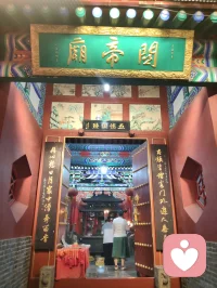 杨柳青阁香庙夜色沉静，彩檐石狮、香火古殿自成一方安稳场域。心理学中，环境的厚重仪式感能锚定涣散心绪，消解内心内耗。世人携迷茫前来，借古寺氛围梳理杂念，不必执着求福，仅静坐观灯，便可与自我和解，千年古建，是天然治愈心灵的空间。配图