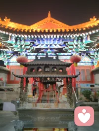 杨柳青阁香庙夜色沉静，彩檐石狮、香火古殿自成一方安稳场域。心理学中，环境的厚重仪式感能锚定涣散心绪，消解内心内耗。世人携迷茫前来，借古寺氛围梳理杂念，不必执着求福，仅静坐观灯，便可与自我和解，千年古建，是天然治愈心灵的空间。配图