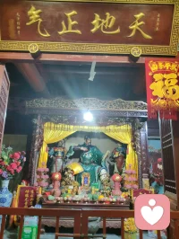 杨柳青阁香庙夜色沉静，彩檐石狮、香火古殿自成一方安稳场域。心理学中，环境的厚重仪式感能锚定涣散心绪，消解内心内耗。世人携迷茫前来，借古寺氛围梳理杂念，不必执着求福，仅静坐观灯，便可与自我和解，千年古建，是天然治愈心灵的空间。配图
