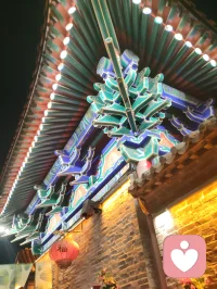 杨柳青阁香庙夜色沉静，彩檐石狮、香火古殿自成一方安稳场域。心理学中，环境的厚重仪式感能锚定涣散心绪，消解内心内耗。世人携迷茫前来，借古寺氛围梳理杂念，不必执着求福，仅静坐观灯，便可与自我和解，千年古建，是天然治愈心灵的空间。配图