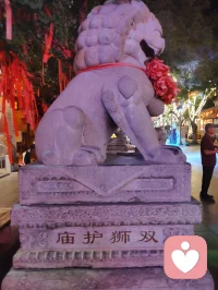 杨柳青阁香庙夜色沉静，彩檐石狮、香火古殿自成一方安稳场域。心理学中，环境的厚重仪式感能锚定涣散心绪，消解内心内耗。世人携迷茫前来，借古寺氛围梳理杂念，不必执着求福，仅静坐观灯，便可与自我和解，千年古建，是天然治愈心灵的空间。配图