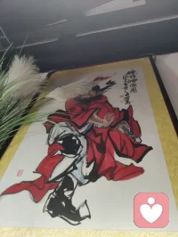 津门巷间陈列各式民间艺术品，浓墨年画、天然根雕、温婉泥塑错落相映。从匠人手底生出的风物，承载本土文化记忆。心理学中，接触熟悉的民俗审美能激活内心安全感，冲淡浮躁焦虑。质朴手作不带功利，以纯粹美学包容人心疲惫，静静观赏间，纷乱思绪慢慢归于平和。配图