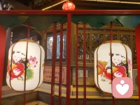 津门巷间陈列各式民间艺术品，浓墨年画、天然根雕、温婉泥塑错落相映。从匠人手底生出的风物，承载本土文化记忆。心理学中，接触熟悉的民俗审美能激活内心安全感，冲淡浮躁焦虑。质朴手作不带功利，以纯粹美学包容人心疲惫，静静观赏间，纷乱思绪慢慢归于平和。配图