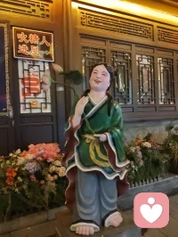 津门巷间陈列各式民间艺术品，浓墨年画、天然根雕、温婉泥塑错落相映。从匠人手底生出的风物，承载本土文化记忆。心理学中，接触熟悉的民俗审美能激活内心安全感，冲淡浮躁焦虑。质朴手作不带功利，以纯粹美学包容人心疲惫，静静观赏间，纷乱思绪慢慢归于平和。配图