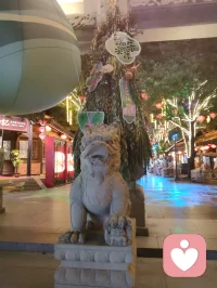 杨柳青古镇门楼巍然，石狮静立两侧，满巷灯笼连成金色灯海。心理学认为，规整温暖的传统场景可稳定涣散心绪，厚重石雕带来踏实的安定感。行走于灯火之下，视线被连片柔光包裹，繁杂思虑慢慢沉淀，古街灯火是抚慰焦虑、安放自我的天然疗愈场。配图