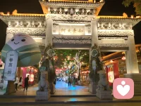 杨柳青古镇门楼巍然，石狮静立两侧，满巷灯笼连成金色灯海。心理学认为，规整温暖的传统场景可稳定涣散心绪，厚重石雕带来踏实的安定感。行走于灯火之下，视线被连片柔光包裹，繁杂思虑慢慢沉淀，古街灯火是抚慰焦虑、安放自我的天然疗愈场。配图