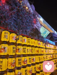 杨柳青古镇门楼巍然，石狮静立两侧，满巷灯笼连成金色灯海。心理学认为，规整温暖的传统场景可稳定涣散心绪，厚重石雕带来踏实的安定感。行走于灯火之下，视线被连片柔光包裹，繁杂思虑慢慢沉淀，古街灯火是抚慰焦虑、安放自我的天然疗愈场。配图