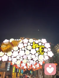 杨柳青古镇门楼巍然，石狮静立两侧，满巷灯笼连成金色灯海。心理学认为，规整温暖的传统场景可稳定涣散心绪，厚重石雕带来踏实的安定感。行走于灯火之下，视线被连片柔光包裹，繁杂思虑慢慢沉淀，古街灯火是抚慰焦虑、安放自我的天然疗愈场。配图