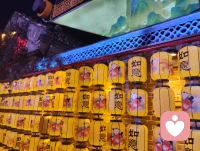 杨柳青古镇门楼巍然，石狮静立两侧，满巷灯笼连成金色灯海。心理学认为，规整温暖的传统场景可稳定涣散心绪，厚重石雕带来踏实的安定感。行走于灯火之下，视线被连片柔光包裹，繁杂思虑慢慢沉淀，古街灯火是抚慰焦虑、安放自我的天然疗愈场。配图
