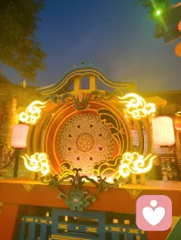 杨柳青古镇门楼巍然，石狮静立两侧，满巷灯笼连成金色灯海。心理学认为，规整温暖的传统场景可稳定涣散心绪，厚重石雕带来踏实的安定感。行走于灯火之下，视线被连片柔光包裹，繁杂思虑慢慢沉淀，古街灯火是抚慰焦虑、安放自我的天然疗愈场。配图