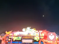 津门古巷夜舞丽人赋！
 
时维津沽杨柳青之良宵，夜色溶溶，华灯铺巷。余漫步古街，忽睹佳人临阶起舞，恍若洛水神女倏降人间，步履轻扬，风姿绰绝。
 
尔其形也：翩若惊鸿，婉若游龙。罗袂随风舒卷，广袖漫卷星河。抬腕如揽檐间明月，旋身似逐檐底流萤。腰肢婉转，若柳枝迎风摇曳；步履轻盈，似踏云凌波而行。明眸流转，含淡淡温婉；笑靥微扬，漾几许柔情。灯光映于衣袂，光影随身姿婉转起落，一颦一动，皆藏清雅气韵。
 
当她舒袖旋舞之时，街巷游人皆驻足凝神，喧嚣悄然沉寂。俗世奔波带来的焦虑内耗，紧绷压抑的万千愁绪，尽数随灵动舞姿慢慢消散。心理学中，极致优美的视觉审美能够锚定涣散的心神，而这支古典舞姿，便是抚慰灵魂最好的解药。
 
洛神凌波，以仙姿惊艳洛水；佳人踏夜，以舞姿治愈凡尘。没有居高的疏离，只有温柔舒展的气韵，将松弛与美好传递给每一个驻足看客。一曲舞毕，余韵悠长，凡观舞者，皆卸下心头桎梏，重拾内心安宁，于烟火夜色里，觅得片刻自在清欢。配图